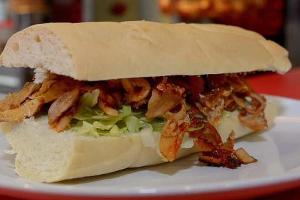 SEGAR SETIAP HARI: Kebab ayam yang disediakan Epikebabs tidak dikitar semula dan dipanggang segar setiap hari. - Foto-foto TUKIMAN WARJI