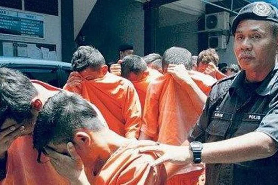 SUSPEK: Seramai 14 suspek, termasuk seorang remaja perampuan, kini membantu siasatan polis. - Foto UTUSAN MALAYSIA