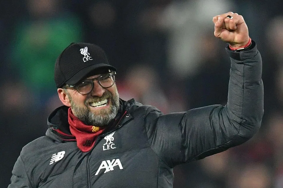 SENTUHAN EMAS: Liverpool di bawah pimpinan pengurus Jerman, Juergen Klopp (kiri), kini di ambang kejayaan bersejarah menggondol tiga trofi utama pada satu-satu masa. Mereka sudah pun bergelar Liga Juara-Juara musim lalu dan menjulang trofi Piala Dunia Antara Kelab bulan lalu. Kini Klopp dan anak didiknya berada di ambang menjulang mahkota Liga Perdana - kali pertama dalam 30 tahun. - Foto AFP 