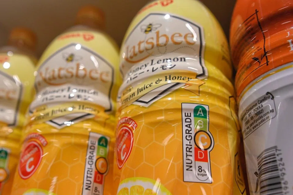 GAYA HIDUP SIHAT: Minuman dengan label 'Nutri-Grade' yang ditemui di FairPrice Xtra VivoCity pada 2 Disember lalu. - Foto BH oleh MARK CHEONG