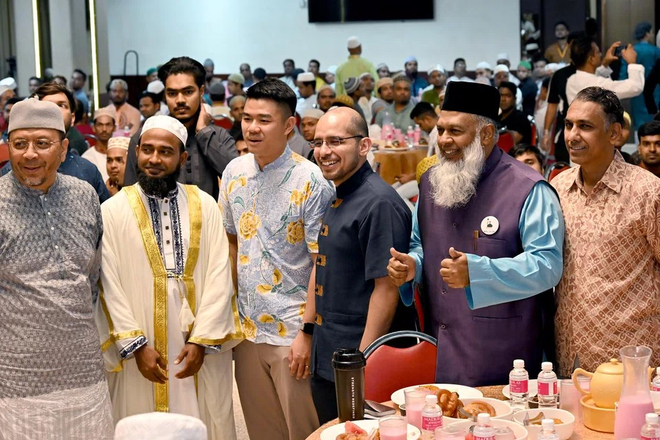 Setiausaha Parlimen Kanan (Pendidikan merangkap Pembangunan Negara), Dr Syed Harun Alhabsyi (tiga dari kanan) berbuka puasa dengan Anggota Parlimen (AP) GRC Bishan-Toa Payoh, Encik Cai Yinzhou (tiga dari kiri), mantan timbalan mufti Singapura, Ustaz Dr Mohammad Hannan Hassan (kiri) serta wakil pemimpin masyarakat dan agensi pemerintah pada 1 Mac.