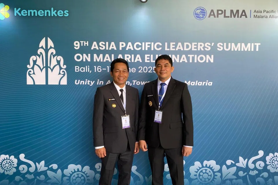 Bupati (Ketua Daerah) Tanah Bumbu, Encik Andi Rudi Latif (kanan), bersama rakan sejawatnya, Bupati Balangan, Abdul Hadi, bergambar ketika menghadiri Sidang Puncak Serantau Penghapusan Malaria di Nusa Dua, Bali. Kedua-dua pemimpin daerah itu memainkan peranan penting dalam usaha menghapuskan kes malaria tempatan di wilayah masing-masing melalui kerjasama bersama dan pelaksanaan langkah kawalan berterusan.
