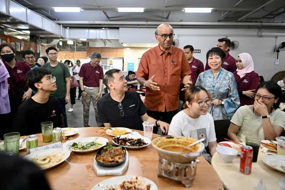 BERTEMU PENDUDUK: Encik Tharman Shanmugaratnam bertemu pelanggan di sebuah kedai makan di Sengkang pada Selasa. 