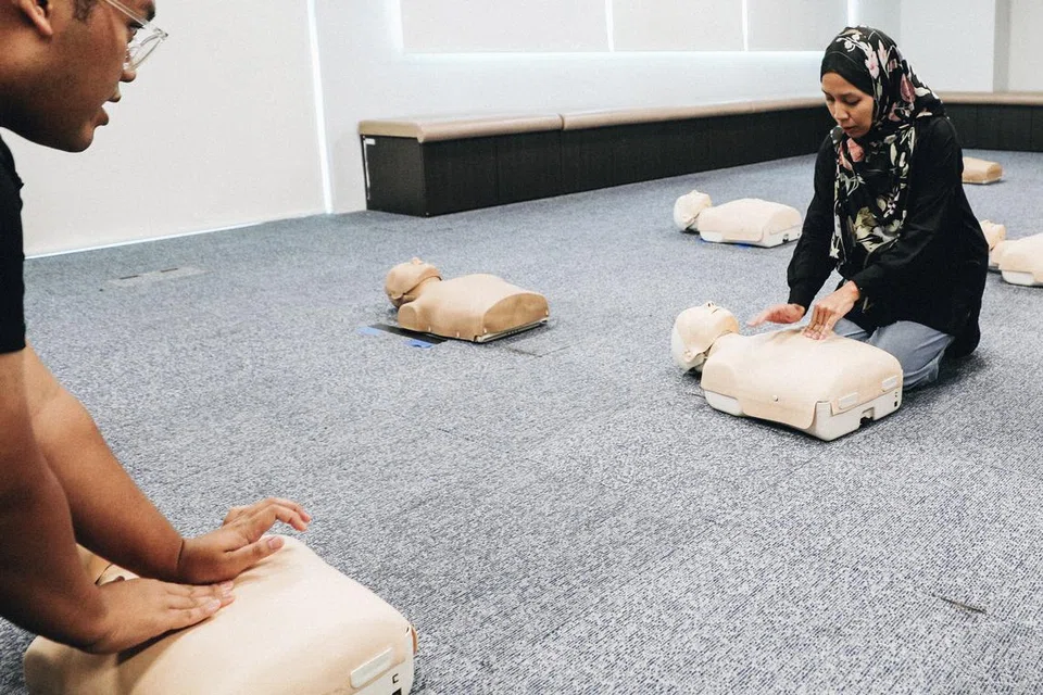 KEMAHIRAN PERTOLONGAN CEMAS: Penulis belajar cara memberi bantuan pernafasan kecemasan (CPR) ketika mengikuti kursus kilat Program ‘Responders Plus’ (RPP) yang ditawarkan Pasukan Pertahanan Awam Singapura (SCDF) baru-baru ini. 