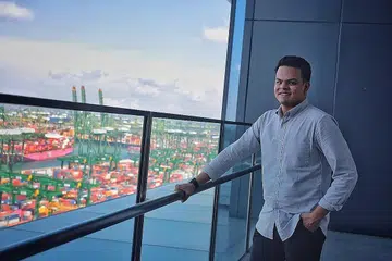 DARIPADA PELATIH KEPADA PEKERJA SEPENUH MASA: Encik Muhammad Syakir Mohamed Saleem ditawarkan pekerjaan sepenuh masa di PSA Corporation selepas lima bulan bekerja sebagai pelatih di bawah Program Pelatih SGUnited. Beliau kini bekerja sebagai penyelia operasi kanan. - Foto BH oleh JASON QUAH