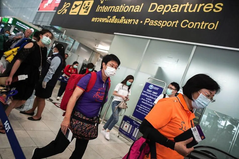 LINDUNGI DIRI: Pengunjung dilihat memakai pelitup di Lapangan Terbang Antarabangsa Suvarnabhumi di Bangkok, Thailand pada 31 Januari 2020.