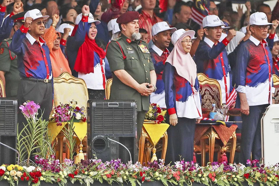 BARISAN KEPIMPINAN: Sambutan Hari Kebangsaan di Putrajaya antara lain dihadiri (dari kiri) Dr Mahathir, Sultan Muhammad V, Datuk Seri Dr Wan Azizah dan Datuk Seri Anwar. - Foto EPA