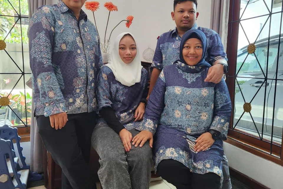BERSAMA KELUARGA: Cik Rachmawati Lestari (kanan) bersama suaminya, Encik Rachmat Novaruka, dan dua anak mereka, Wafi dan Alifa. Pasangan suami isteri itu sepakat memilih Institut Pengajian Islam Pergas (IPIP) untuk meningkatkan pengetahuan agama ke tahap lebih tinggi.