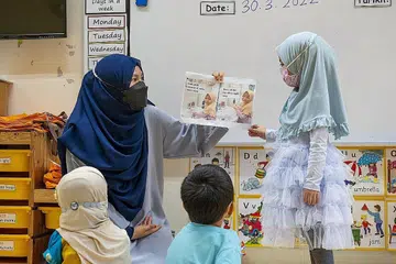 KONGSI CARA JIMAT AIR: Seorang murid tadika Masjid Al-Muttaqin menunjukkan poster yang dihasilkannya yang menunjukkan cara dia menjimat air. Poster itu dihasilkan sebagai sebahagian daripada kegiatan 'Water Wednesdays' yang dianjurkan tadika itu bulan lalu. - Foto PUB