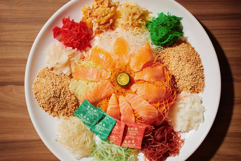 Perayaan Tahun Baru Cina tidak lengkap dengan hidangan ‘Prosperity Salmon Yu Sheng’ di Mutiara Restaurant. 