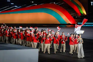 Kontinjen Singapura berarak masuk ke Stadium Rajamangala, Bangkok di upacara pembukaan Sukan SEA 2025. Mereka dipimpin atlet jujitsu, Noah Lim, dan pemain badminton wanita, Yeo Jia Min.