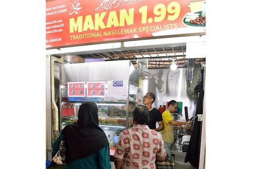 SAMBUTAN MENGGALAKKAN: Walaupun baru dibuka bulan lalu, warung nasi lemak Makan 1.99 ini mendapat sambutan hangat terutama pada waktu makan tengah hari. 