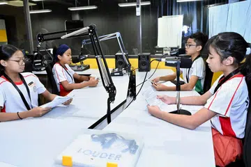 KENDALI PROGRAM: Murid Sekolah Rendah Junyuan (dari kiri) Ismah Huwaidah Muhammad Mulia, Qisya Sutinah Osman, Muhammad Zuhair Aqil Muhammad Hasbi dan Arifah Syaurah Rahmat, berperanan sebagai penyiar radio dan wartawan, serta mengendalikan platform berita mereka sendiri di bawah ‘Studio 91’, satu Program Pembelajaran Gunaan (ALP) yang memupuk kemahiran komunikasi.