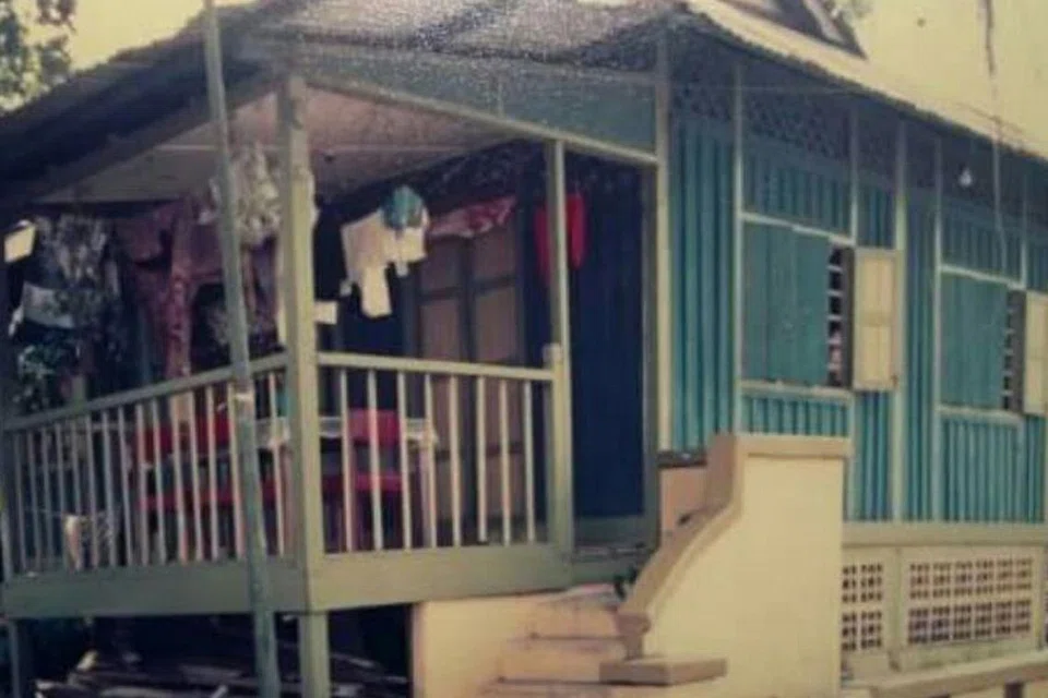 DULU BEKAS KAWASAN KAMPUNG, KINI KAWASAN RUMAH PRIVET: Encik Muhd Nazirin Abu Bakar, yang pernah tinggal di kawasan kampung Jalan Kathi, masih teringat rumah kampung keluarga beliau (atas) - rumah kampung terakhir di Jalan Kathi sebelum ia dirobohkan pada 1988. Kawasan itu kemudian dibina semula menjadi satu kawasan perumahan privet. - Foto ihsan MUHD NAZIRIN ABU BAKAR