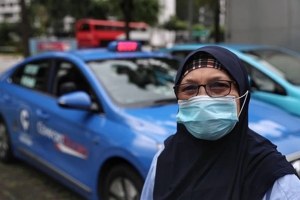 LEBIH RAMAI PENUMPANG: Cik Salbiah Abdul Hadi berkata kini beliau mendapat 10 hingga 11 penumpang sehari, berbanding seorang atau dua semasa tempoh pemutus litar. - Foto BH oleh KELVIN CHNG