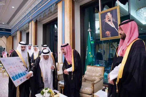 Raja Salman (dua dari kanan) melancarkan Program ‘Memperkaya Pengalaman Haji dan Umrah’ bersama Putera Mahkota Mohammed bin Salman (kanan) pada Mei 2019.  Program itu yang merangkumi lebih 130 inisiatif hasil kerjasama 30 agensi kerajaan, merupakan antara projek utama dalam Wawasan Saudi 2030.
