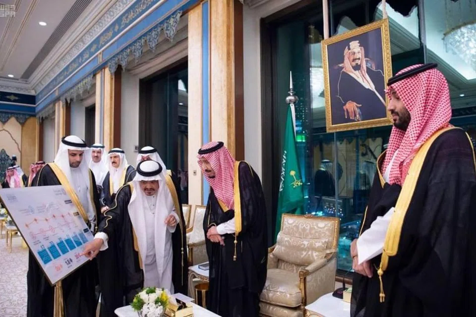 Raja Salman (dua dari kanan) melancarkan Program ‘Memperkaya Pengalaman Haji dan Umrah’ bersama Putera Mahkota Mohammed bin Salman (kanan) pada Mei 2019.  Program itu yang merangkumi lebih 130 inisiatif hasil kerjasama 30 agensi kerajaan, merupakan antara projek utama dalam Wawasan Saudi 2030.