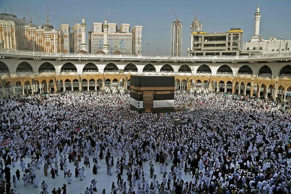 MENAMATKAN IBADAH HAJI: Setelah selesai melakukan ibadah melontar jamrah, para jemaah akan kembali ke Makkah bagi melaksanakan satu lagi rukun ibadah haji iaitu tawaf dan sai haji untuk mendapat tahallul thani bagi melepaskan diri dari baki 3 larangan ihram, selepas mendapat tahallul awwal yang membebaskan mereka dariada 10 larangan. - Foto AFP