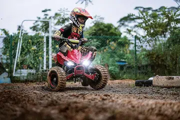 KECIL DAN KUAT: ATV mini khusus untuk kanak-kanak turut disediakan di Mud Krank yang menyediakan pacuan empat roda untuk dewasa dan kanak-kanak. - Foto-foto MUD KRANK 