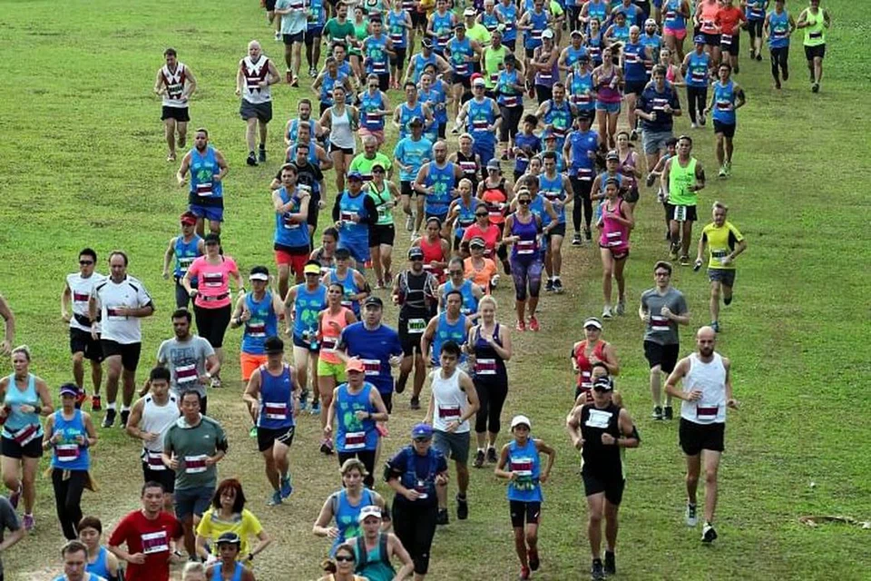 LARIAN GREEN CORRIDOR RUN 2016: Sebahagian peserta dalam acara larian sepanjang 10.5 kilometer dari bekas Stesen Kereta Api Tanjong Pagar ke Stesen Kereta Api Bukit Timah yang lama.
