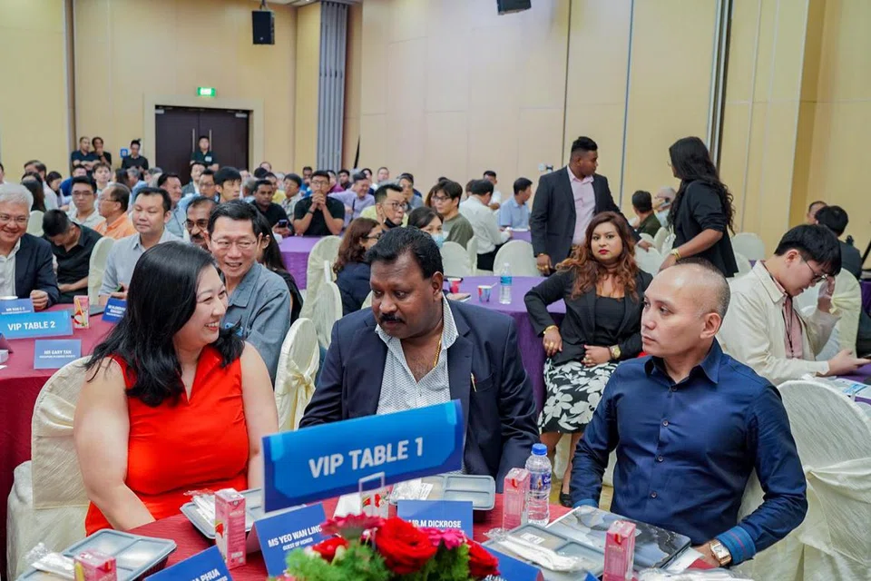WADAH SEHENTI BARU: (Dari kiri) Pengarah U SME NTUC, Cik Yeo Wan Ling, Presiden Persatuan Khidmat Tukang Paip Singapura, Encik Dickrose Masalamani, dan Pengarah Bekalan Air (Rangkaian) PUB, Encik Ridzuan Ismail, berkongsi pendapat semasa pelancaran wadah sehenti bagi khidmat tukang paip di Safra Mount Faber pada Jumaat. Wadah itu bertujuan menghubungkan tukang paip dengan bakal pembeli khidmat. 