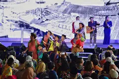PERSEMBAHAN PEMBUKAAN: Kumpulan seni Sri Warisan Performing Arts menghiburkan penonton menerusi persembahan pembukaan mereka sebelum acara pelancaran rasmi ulang tahun pertama Wisma Geylang Serai. - Foto BH oleh DESMOND WEE