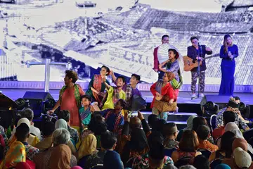 PERSEMBAHAN PEMBUKAAN: Kumpulan seni Sri Warisan Performing Arts menghiburkan penonton menerusi persembahan pembukaan mereka sebelum acara pelancaran rasmi ulang tahun pertama Wisma Geylang Serai. - Foto BH oleh DESMOND WEE