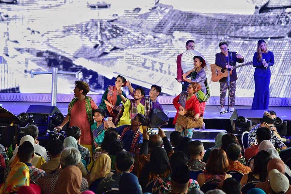PERSEMBAHAN PEMBUKAAN: Kumpulan seni Sri Warisan Performing Arts menghiburkan penonton menerusi persembahan pembukaan mereka sebelum acara pelancaran rasmi ulang tahun pertama Wisma Geylang Serai. - Foto BH oleh DESMOND WEE