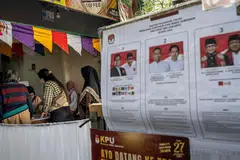 Penduduk Indonesia keluar mengundi dalam pilihan raya wilayah yang diadakan serentak pada 27 November. 