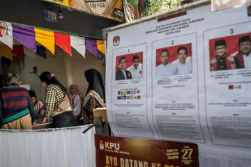 Penduduk Indonesia keluar mengundi dalam pilihan raya wilayah yang diadakan serentak pada 27 November. 