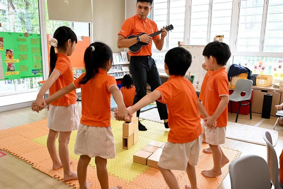 Encik Muhammad Aliff Mohamed Murat, berinteraksi dengan kanak-kanak di My First Skool cawangan 49 Rivervale Crescent. Beliau mula menceburi bidang pendidikan prasekolah pada 2018 selepas pengalaman menjadi sukarelawan membaca bersama kanak-kanak mencetuskan minatnya terhadap bidang tersebut.