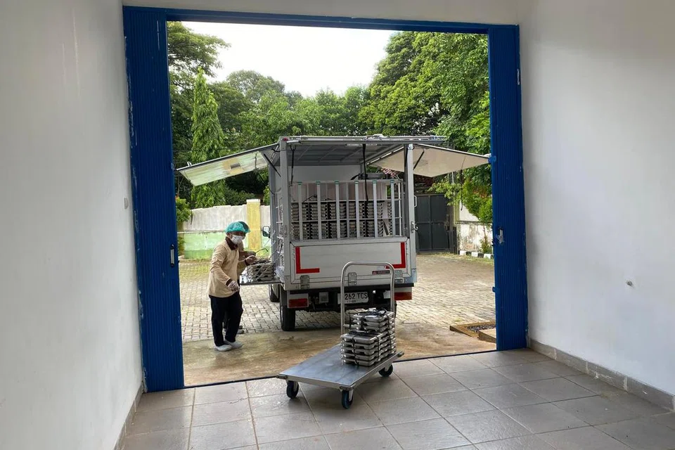 Penghantaran pertama dulang makanan biasanya tiba pada 8 pagi di Sekolah Rendah Negeri Slipi 15 di Jakarta untuk segera diagihkan kepada murid-murid untuk dimakan segera. 