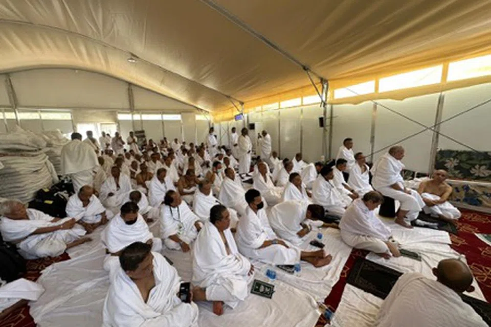 BANYAK PERGERAKAN DIPERLUKAN: Sebahagian jemaah Halijah Travels sedang bersedia dalam khemah di Arafah.