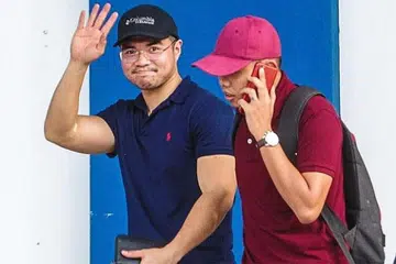 TURUT DIBERKAS: Bekas ketua Pemuda PKR, Muhammad Haziq Abdullah Abdul Aziz (berbaju biru) turut ditangkap bersama lima lagi yang lain berhubung kes video seks yang viral. - Foto fail NSTP