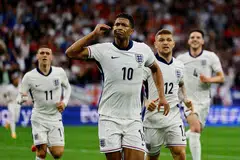 Jude Bellingham (dua dari kiri) meraikan gol yang dijaringkannya dalam perlawanan antara England dengan Serbia. 