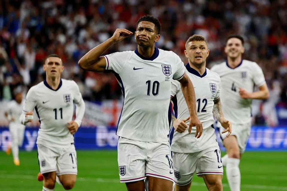 Jude Bellingham (dua dari kiri) meraikan gol yang dijaringkannya dalam perlawanan antara England dengan Serbia. 