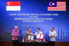 (Dari kiri) Perdana Menteri Singapura ketika itu, Encik Lee Hsien Loong; Menteri Perdagangan dan Industri Singapura, Encik Gan Kim Yong; Menteri Ekonomi Malaysia, Encik Mohd Rafizi Ramli; dan Perdana Menteri Malaysia, Datuk Seri Anwar Ibrahim, di majlis pemeteraian Memorandum Persefahaman (MOU) mengenai Zon Ekonomi Khas Johor-Singapura (JS-SEZ) pada 11 Januari 2024.