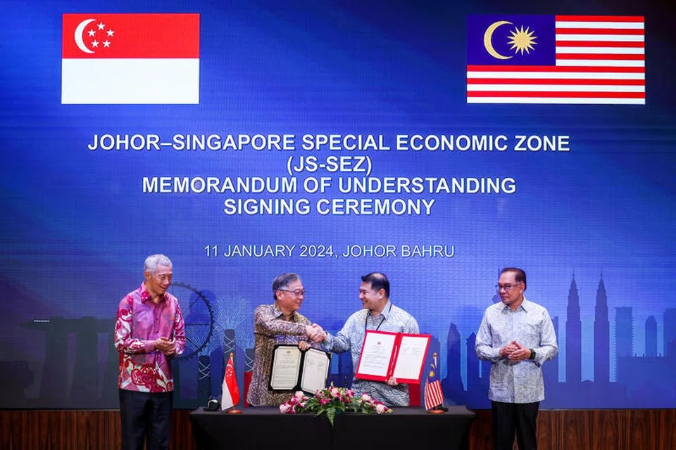 (Dari kiri) Perdana Menteri Singapura ketika itu, Encik Lee Hsien Loong; Menteri Perdagangan dan Industri Singapura, Encik Gan Kim Yong; Menteri Ekonomi Malaysia, Encik Mohd Rafizi Ramli; dan Perdana Menteri Malaysia, Datuk Seri Anwar Ibrahim, di majlis pemeteraian Memorandum Persefahaman (MOU) mengenai Zon Ekonomi Khas Johor-Singapura (JS-SEZ) pada 11 Januari 2024.