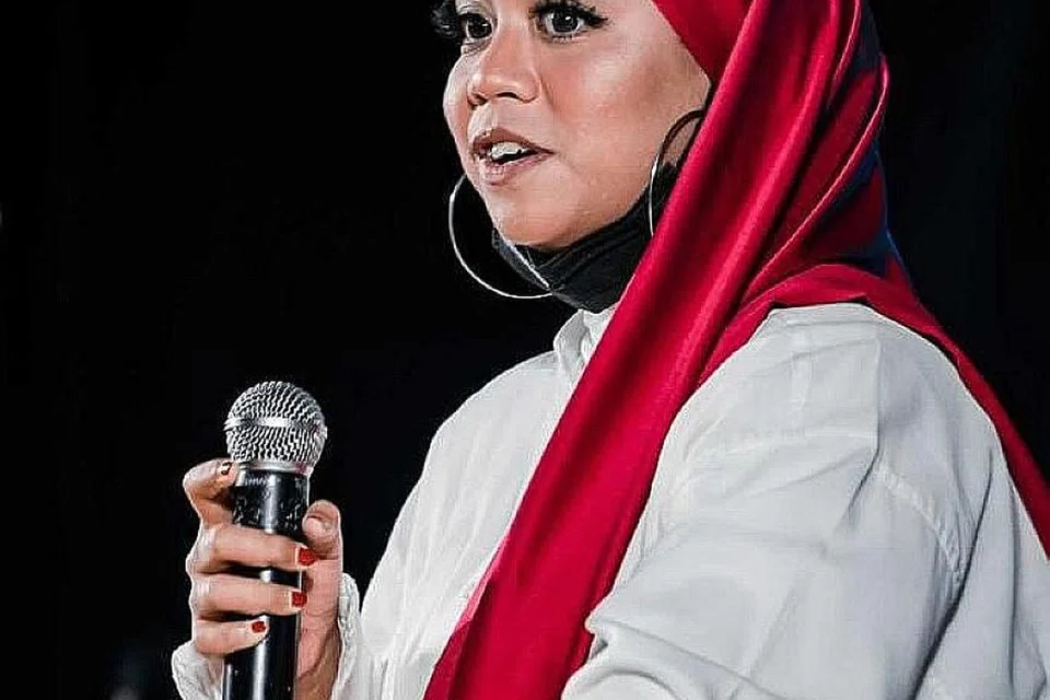 TINGGALKAN KENANGAN MANIS: Allahyarhamha Nadya Dean yang meninggal dunia pada tengah hari Ahad selepas koma 11 hari sesudah melahirkan banyak membantu rakan seninya mengetengahkan kerja seni mereka hasil perkongsian pengalaman dan ciptaan lagu. Foto ini dirakam pada persembahan terakhirnya di Kelab Masyarakat Woodlands. - Foto KELAB MASYARAKAT WOODLANDS