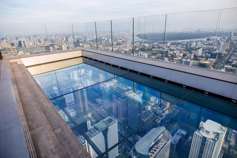 MAHANAKHON SKYWALK: Pengunjung boleh berdiri di atas lantai kaca dan mengalami ketinggian 78 tingkat.