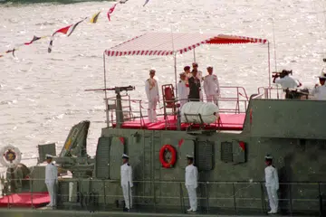 Mantan Presiden Wee Kim Wee (memakai kot hitam) meninjau perarakan aset maritim sempena Perbarisan Hari Kebangsaan (NDP) ke-25 pada 1990 di atas salah sebuah kapal Angkatan Laut Republik Singapura (RSN).
