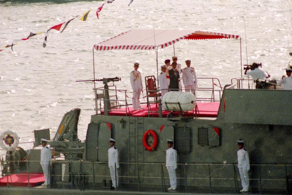 Mantan Presiden Wee Kim Wee (memakai kot hitam) meninjau perarakan aset maritim sempena Perbarisan Hari Kebangsaan (NDP) ke-25 pada 1990 di atas salah sebuah kapal Angkatan Laut Republik Singapura (RSN).