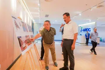 Pengerusi Jawatankuasa Pertanian, Industri Asas Tani dan Kemajuan Luar Bandar Johor, Encik Md Israk Abdullah (tengah), ketika melawat Pusat Penyelidikan dan Pembangunan Pertanian Johor (J-ARDC).