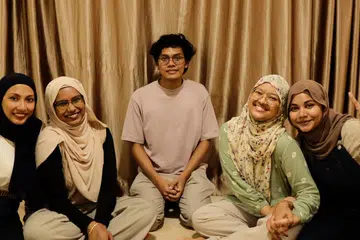 (Dari kiri) Ketua Pentadbir Layl Ash-Shayr (LAS), Cik Nursarah Safari; Ketua Jangkauan LAS, Cik Nur Laili Madhar Abdeen; Pegawai Teknologi LAS, Encik Ahmad Mudaafi’ Zainuddin; Ketua Pemasaran LAS, Cik Zubaidah Dadlani; dan, Jurugambar LAS, Cik Mohamed Ammar Hanlala Thasneem. Pasukan lima orang ini, bersama 10 sukarelawan menjalankan operasi LAS.