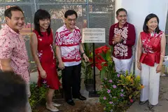 BANGUNAN BARU DIRASMI: DPM Heng Swee Keat (tengah) bersama Anggota Parlimen GRC East Coast yang lain, Dr Mohamad Maliki Osman (dua dari kanan), Encik Tan Kiat How (kiri), Cik Jessica Tan (dua dari kiri) dan Cik Cheryl Chan (kanan) telah turut menanam kapsul masa di majlis perasmiaan Kelab Masyarakat Siglap semalam - Foto ZAOBAO