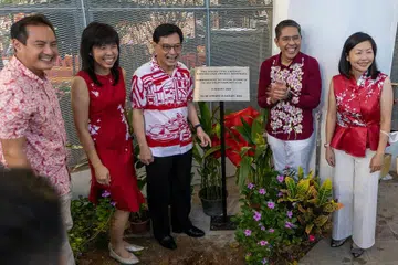 BANGUNAN BARU DIRASMI: DPM Heng Swee Keat (tengah) bersama Anggota Parlimen GRC East Coast yang lain, Dr Mohamad Maliki Osman (dua dari kanan), Encik Tan Kiat How (kiri), Cik Jessica Tan (dua dari kiri) dan Cik Cheryl Chan (kanan) telah turut menanam kapsul masa di majlis perasmiaan Kelab Masyarakat Siglap semalam - Foto ZAOBAO