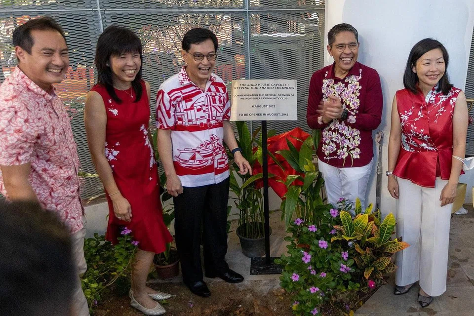 BANGUNAN BARU DIRASMI: DPM Heng Swee Keat (tengah) bersama Anggota Parlimen GRC East Coast yang lain, Dr Mohamad Maliki Osman (dua dari kanan), Encik Tan Kiat How (kiri), Cik Jessica Tan (dua dari kiri) dan Cik Cheryl Chan (kanan) telah turut menanam kapsul masa di majlis perasmiaan Kelab Masyarakat Siglap semalam - Foto ZAOBAO