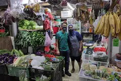 TERPAKSA NAIKKAN HARGA: Cik Rashidah dan suami, Encik Rusidi, yang menjual sayur di Pasar Geylang Serai terpaksa menaikkan harga jualan mereka kerana kini mendapatkan bekalan sayur dari Thailand dan Vietnam yang lebih mahal. - Foto BH oleh LUQMANUL HAKIM
