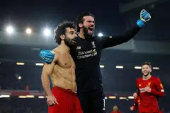 TERUS MAJU: Mohamed Salah merayakan gol kedua Liverpool dengan Alisson dalam kemenangan 2-0 ke atas Manchester United di Anfield. Liverpool kini 16 mata di hadapan pencabar terdekat. - Foto REUTERS
