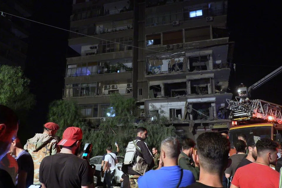 Askar Syria dan orang ramai memeriksa kerosakan selepas peluru berpandu meledak ke atas bangunan di kejiranan Al-Mazzeh di Damsyik, Syria, pada 8 Oktober. Sekurang-kurangnya tujuh terbunuh selepas Israel menyasarkan sebuah bangunan kediaman di Damsyik.